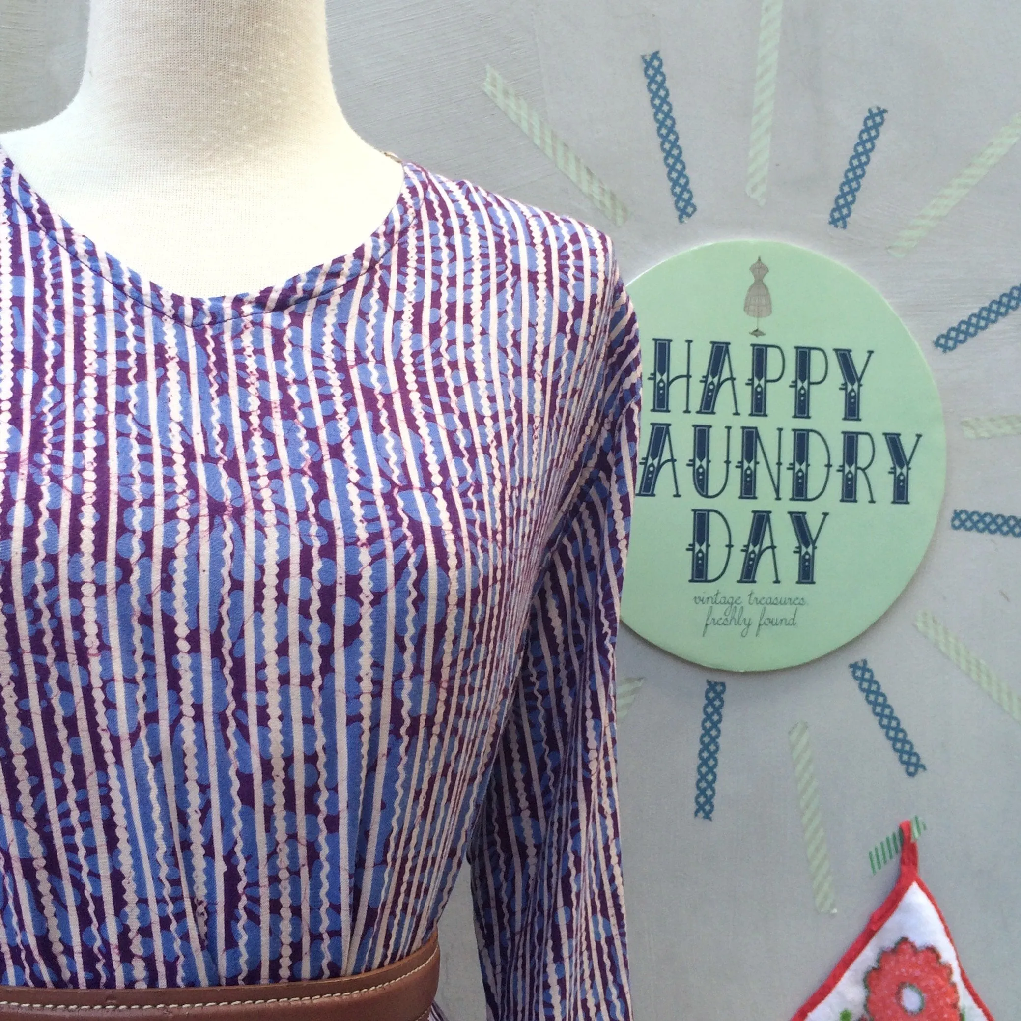 SALE! | Hip Hic | Vintage 1970s 1980s Ethnic African style Hippie Indie Hipster Loose fit Midi Striped Batik Drop waist Dress