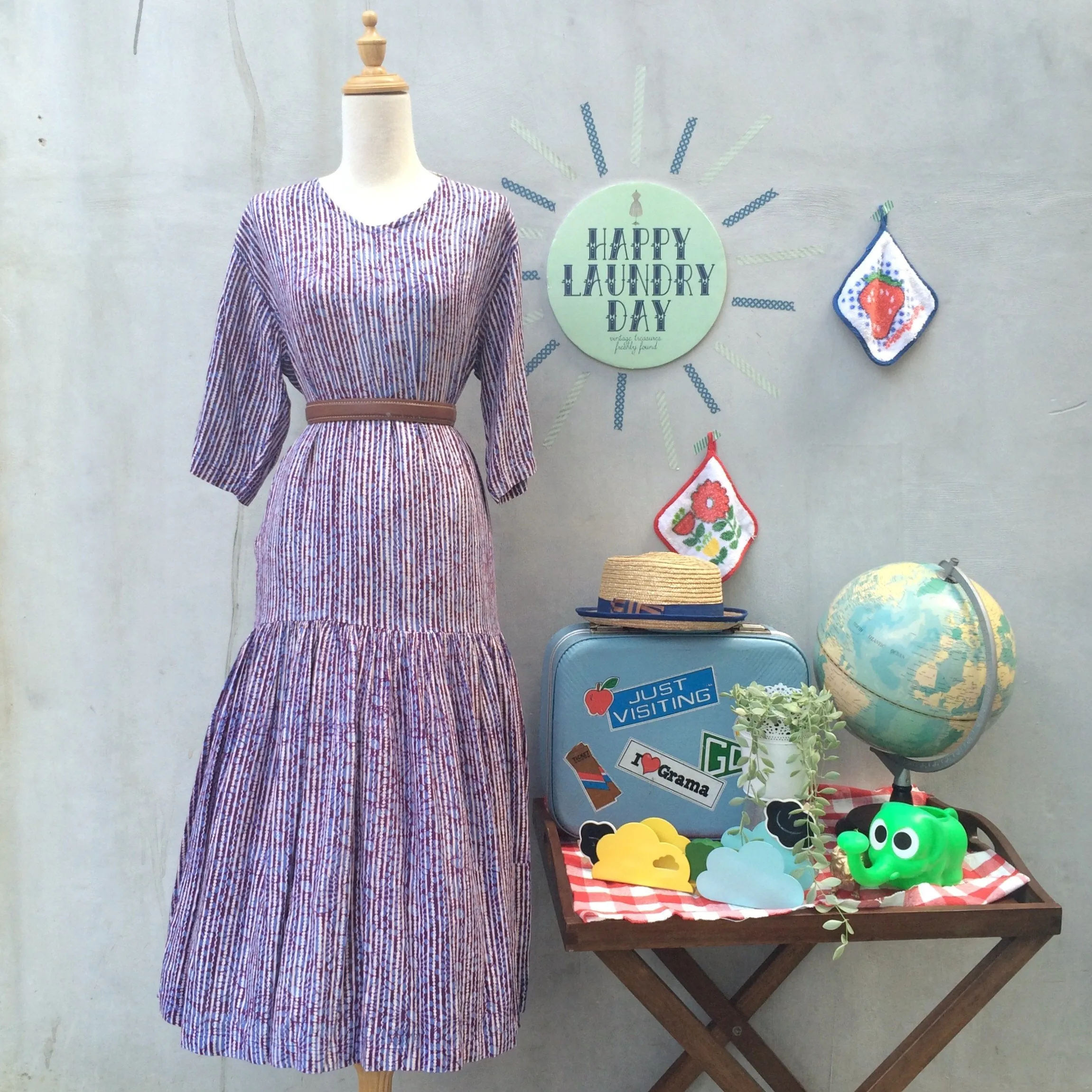 SALE! | Hip Hic | Vintage 1970s 1980s Ethnic African style Hippie Indie Hipster Loose fit Midi Striped Batik Drop waist Dress